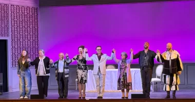 "Benvenuti in casa Esposito" risate e denuncia sul palco del Teatro Diana