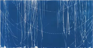 L’artista svizzero-americano Christian Marclay costruisce opere che ci costringono a rallentare, a riscoprire il valore della percezione temporale.