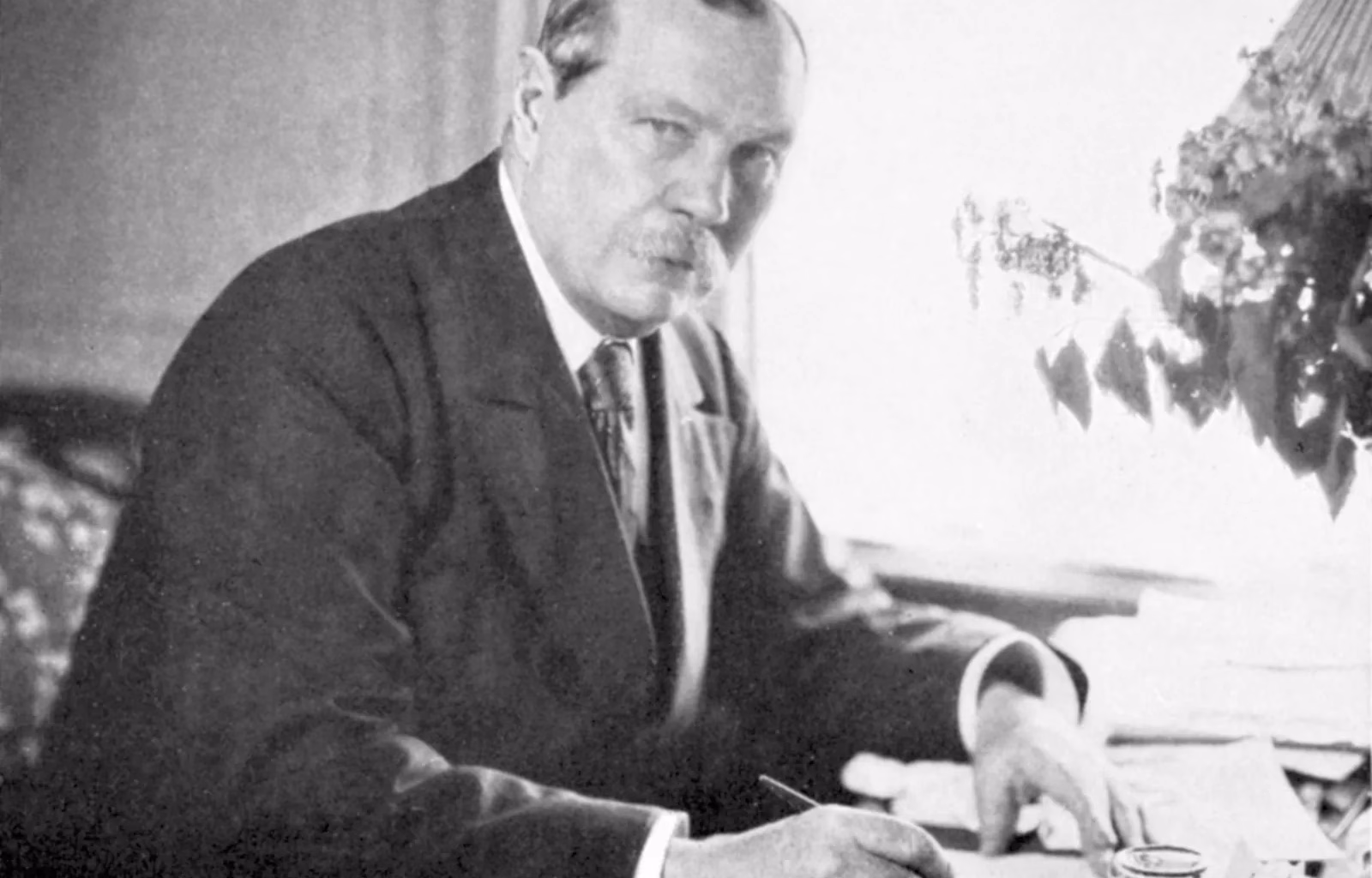 Arthur Conan Doyle, il genio che diede vita a Sherlock Holmes