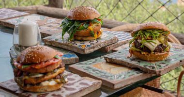 Peppe Guida firma i burger di Public House Caserta